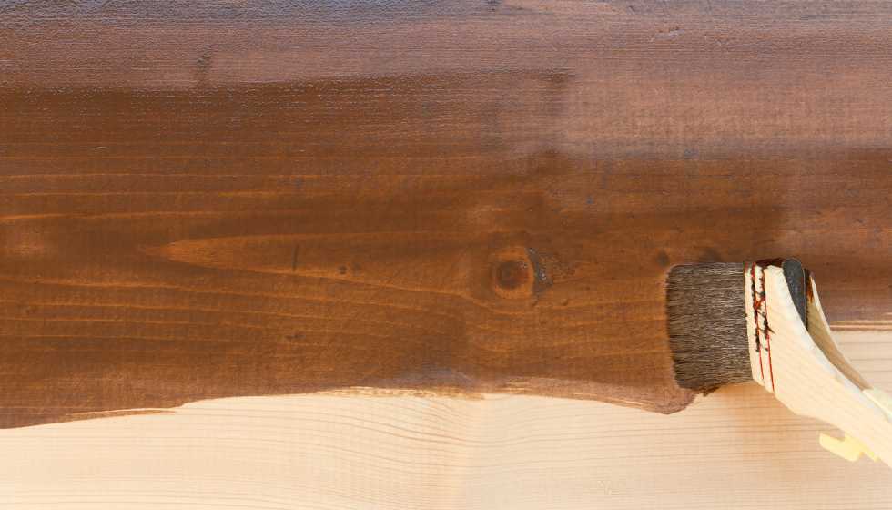 Barnizar la madera: consejos y materiales necesarios.
